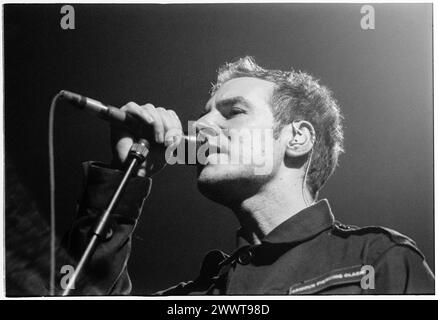 MASSIVE ATTACK, MEZZANINE TOUR, 1998: Robert del Naja (noto anche come 3D) of Massive Attack alla Cardiff International Arena CIA a Cardiff, Galles, Regno Unito il 7 dicembre 1998. La band è in tour con il loro terzo album "Mezzanine". Fotografia: Rob Watkins. INFO: Massive Attack, un collettivo di trip-hop britannico formato a Bristol nel 1988, ha ridefinito la musica elettronica con i loro paesaggi sonori atmosferici e i testi socialmente consapevoli. Il loro stile che sfidava il genere fu un'influenza mondiale sulla scena musicale. Foto Stock