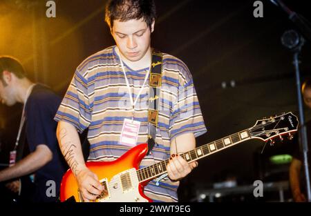 MOGWAI, ALL'INIZIO DELLA CARRIERA, CONCERTO del 1997: Un giovane Stuart Braithwaite di Mogwai che suonava al Reading Festival, Reading, Regno Unito, il 24 agosto 1997. Foto: Rob Watkins. INFO: I Mogwai, un gruppo post-rock scozzese formatosi nel 1995, incantano gli ascoltatori con i loro ampi paesaggi sonori e gli strumenti emozionali. Noti per le loro composizioni dinamiche e le potenti esibizioni dal vivo, la loro musica evoca una serie di emozioni, dall'introspezione all'euforia. Foto Stock