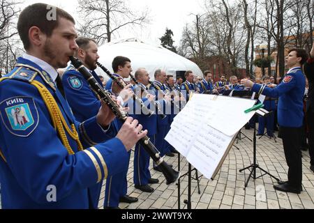 KIEV, UCRAINA - 23 MARZO 2024 - un'orchestra suona durante la celebrazione del solstizio ucraino e Nauryz turco nel Parco Taras Shevchenko, Kiev, capitale dell'Ucraina Foto Stock