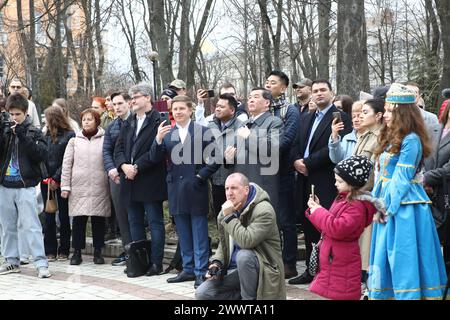 KIEV, UCRAINA - 23 MARZO 2024 - i partecipanti alle celebrazioni del Solstizio ucraino e del Nauryz turco si riuniscono nel Parco Taras Shevchenko, Kiev, capitale dell'Ucraina Foto Stock