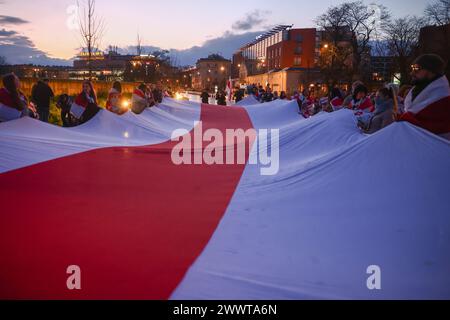 Cracovia, Polonia. 25 marzo 2024. I membri della diaspora bielorussa e i sostenitori partecipano a una marcia organizzata in occasione della "giornata della libertà" il 25 marzo 2024. Ogni anno, il 25 marzo, i bielorussi che vivono all'estero celebrano l'anniversario del giorno in cui la Repubblica democratica bielorussa ha proclamato la sua indipendenza nel 1918. (Credit Image: © Beata Zawrzel/ZUMA Press Wire) SOLO PER USO EDITORIALE! Non per USO commerciale! Crediti: ZUMA Press, Inc./Alamy Live News Foto Stock