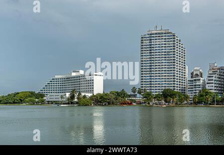 Cartagena, Colombia - 25 luglio 2023: Centro di Bocagrande. Hotel Hilton sul lato sud di El Laguito laguna con acqua verde e altri appartamenti alti Foto Stock