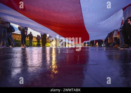 Cracovia, Polonia. 25 marzo 2024. I membri della diaspora bielorussa e i sostenitori partecipano a una marcia organizzata in occasione della "giornata della libertà" il 25 marzo 2024. Ogni anno, il 25 marzo, i bielorussi che vivono all'estero celebrano l'anniversario del giorno in cui la Repubblica democratica bielorussa ha proclamato la sua indipendenza nel 1918. (Credit Image: © Beata Zawrzel/ZUMA Press Wire) SOLO PER USO EDITORIALE! Non per USO commerciale! Crediti: ZUMA Press, Inc./Alamy Live News Foto Stock