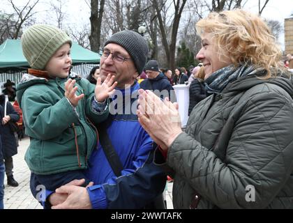 KIEV, UCRAINA - 23 MARZO 2024 - i partecipanti alle celebrazioni del Solstizio ucraino e del Nauryz turco si riuniscono nel Parco Taras Shevchenko, Kiev, capitale dell'Ucraina Foto Stock