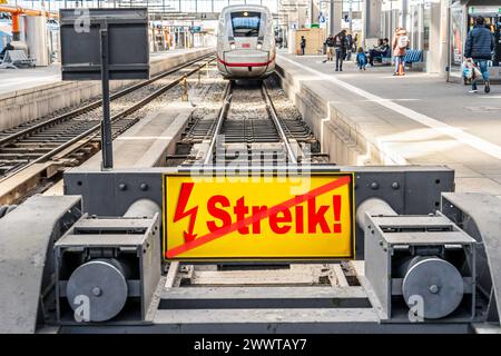 Streik-Ende, Symbolfoto ICE im Münchner Hauptbahnhof, 25. März 2024 Deutschland, München, 25. März 2024, ICE im Münchner Hauptbahnhof, Symbolfoto keine weiteren Streiks nach Einigung von Lokführergewerkschaft GDL und Deutscher Bahn, Normaler Bahnverkehr, Bayern, *** fine sciopero, simbolo foto ICE alla stazione centrale di Monaco, 25 marzo 2024 Germania, Monaco, 25 marzo, 2024, ICE alla stazione centrale di Monaco, simbolo foto nessun ulteriore sciopero dopo l'accordo tra i macchinisti union GDL e Deutsche Bahn, traffico ferroviario normale, Baviera, Foto Stock