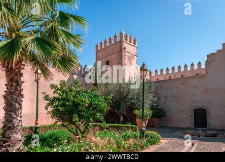 Le mura e una delle torri che circondano i giardini andalusi della Kasbah degli Udayas a Rabat, in Marocco. Foto Stock