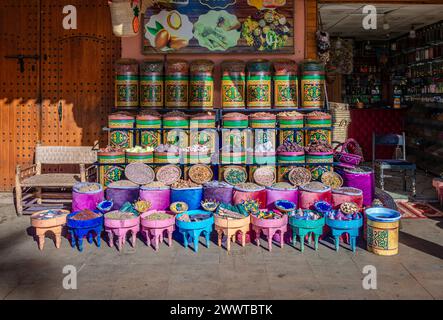 Spezie ed erbe colorate in cesti e vasi nel suk di Marrakech, in Marocco. Foto Stock