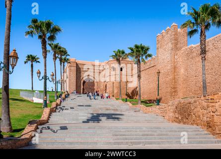 Le mura della Kasbah degli Udayas e la monumentale porta principale Almohad della Kasbah, Bab Oudaia (o Bab Lakbir), a Rabat, Marocco. Foto Stock