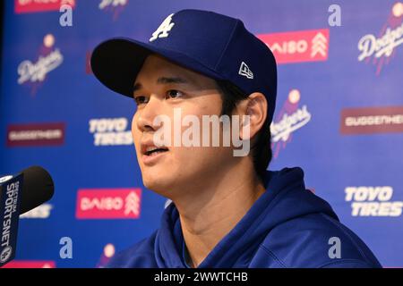 Los Angeles, Stati Uniti. 25 marzo 2024. Los Angeles Dodgers Shohei Ohtani parla durante una conferenza stampa al Dodger Stadium di Los Angeles lunedì 25 marzo 2024. Ohtani ha affrontato pubblicamente lo scandalo del gioco d'azzardo che coinvolge il suo ex interprete Ippei Mizuhara, dove ha detto di non aver mai piazzato una scommessa sportiva. Opuscolo fotografico Los Angeles Dodgers/UPI credito: UPI/Alamy Live News Foto Stock