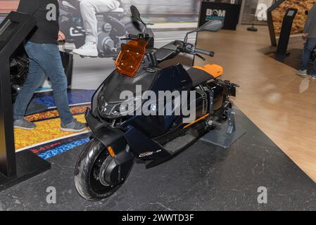 ISTANBUL, TURCHIA - 23 MARZO 2024: Scooter elettrico BMW CE 04 alla fiera Istanbul Motobike 2024. Foto Stock