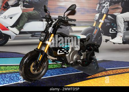 ISTANBUL, TURCHIA - 23 MARZO 2024: Scooter elettrico BMW CE 02 alla fiera Istanbul Motobike 2024. Foto Stock