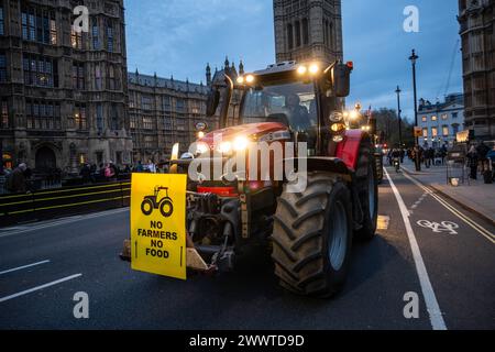 Londra, Inghilterra. 25 marzo 2024. Gli agricoltori britannici che partecipano a una dimostrazione sull’insoddisfazione degli agricoltori nei confronti della politica alimentare del Regno Unito, un impulso inferiore agli standard Foto Stock