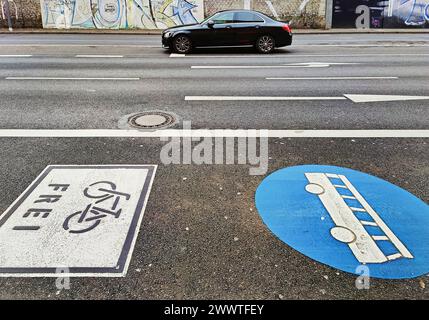 regolamentazione del traffico, pista ciclabile, corsia degli autobus e corsia delle auto, Germania, Renania settentrionale-Vestfalia, Aix-la-Chapelle Foto Stock