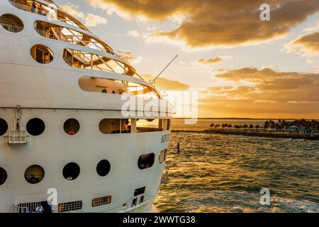 MIAMI, FLORIDA - 1° febbraio 2024: Attività e luoghi innovativi come ristoranti, teatri e attività di gruppo attraggono crociere nuove e vecchie Foto Stock