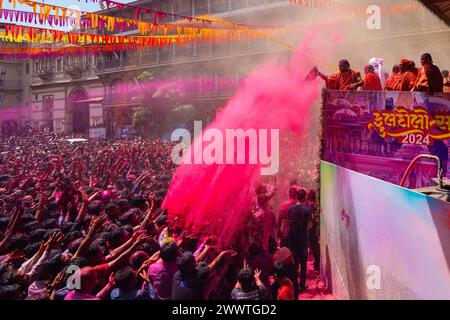 25 marzo 2024, Ahmedabad, Gujarat, India: Migliaia di devoti applaudirono mentre polvere colorata e acqua venivano spruzzate da un sacerdote su di loro durante le celebrazioni del colorato festival Holi presso il tempio Swaminarayan a Kalupur, nella vecchia Ahmedabad. Holi è una delle antiche feste indù, celebrata nel giorno della luna piena del falgun indù, mese primaverile (marzo), che segna il trionfo del bene sul male, la rimozione della negatività, onora la fertilità, il legame, dimenticando la vecchia inimicizia, diffondere l'amore. Mentre si festeggia la gente spalma i colori a base di polvere profumata sul viso. (Immagine di credito: © S Foto Stock