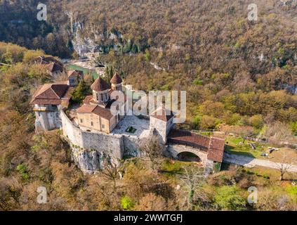 Monastero di Motsameta sulla scogliera sopra il fiume Tskaltsitela, Georgia Foto Stock