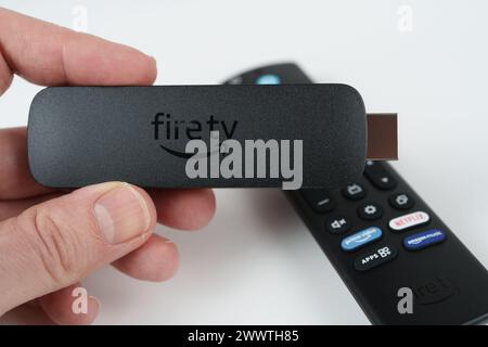 Amazon Fire TV Stick 4K MAX 2023 in mano. Il dispositivo di streaming più potente di Amazon. Stafford, Regno Unito. 24 marzo 2024. Foto Stock