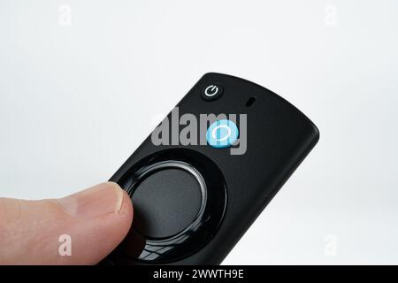 Telecomando di Amazon Fire TV Stick 4K MAX 2023 in mano. Pulsante Alexa dedicato per il controllo vocale. Stafford, Regno Unito. 24 marzo 2024. Foto Stock