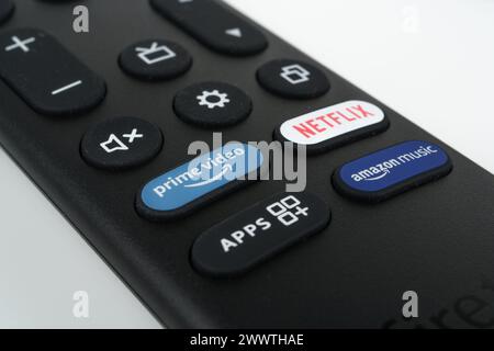 Romote per Amazon Fire TV Stick 4K MAX 2023 e pulsanti dedicati per prime Video Netflix Amazon Music. Stafford, Regno Unito. 24 marzo 2024. Foto Stock