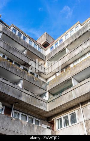 Wyndham Court, un isolato di case popolari a Southampton, costruito nello stile architettonico brutalista degli anni '1960 - vista astratta, Inghilterra, Regno Unito, Foto Stock