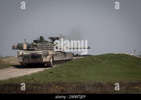 Soldati dell'esercito statunitense con il 3rd Battalion, 69th Armored Regiment, 1st Armored Brigade Combat Team, 3rd Infantry Division, sparano una mitragliatrice calibro .50 dall'interno di un carro armato Abrams con operazioni a distanza durante le valutazioni di divisione della Sullivan Cup a Fort Stewart, Georgia, 21 marzo 2024. La Sullivan Cup, che si svolge la prima settimana di maggio, richiede la padronanza dei compiti individuali, la competenza tecnica e tattica, e la capacità di dimostrare una serie di abilità di manovra, sostegno e tiro. (Foto dell'esercito degli Stati Uniti del sergente Joshua Oller) Foto Stock