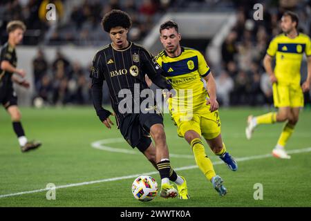 L'attaccante del LAFC David Martínez (30) è difeso dal difensore del Nashville SC Daniel Lovitz (2) durante un match MLS, sabato 23 marzo 2024, al BMO Stadi Foto Stock