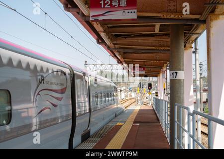 Akita, Giappone - 21 aprile 2023: Piattaforma della stazione ferroviaria di Kakunodate. Treno Akita Shinkansen Komachi Foto Stock