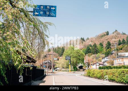 Akita, Giappone - 21 aprile 2023: Via della residenza dei samurai di Kakunodate e collina del castello in primavera Foto Stock