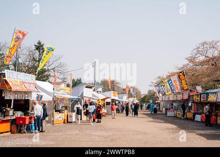 Akita, Giappone - 21 aprile 2023: Bancarelle di cibo per il festival dei ciliegi di strada di Kakunodate Foto Stock