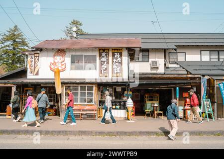Akita, Giappone - 21 aprile 2023: Tradizionale negozio di snack di Kakunodate Street Foto Stock