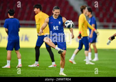 Bangkok, Thailandia. 25 marzo 2024. Cho GUE-sung della Corea del Sud visto durante una sessione di allenamento in vista del turno di qualificazione della Coppa del mondo d'Asia, secondo turno, partita del gruppo C contro la Thailandia al Rajamangala Stadium. Credito: SOPA Images Limited/Alamy Live News Foto Stock