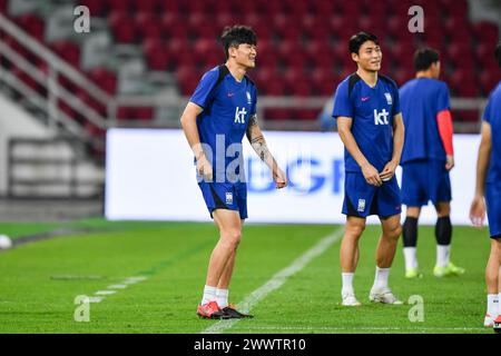 Bangkok, Thailandia. 25 marzo 2024. Kim min-jae (L) e altri giocatori della Corea del Sud visti durante una sessione di allenamento in vista del turno di qualificazione della Coppa del mondo d'Asia, secondo turno, partita del gruppo C contro la Thailandia al Rajamangala Stadium. Credito: SOPA Images Limited/Alamy Live News Foto Stock