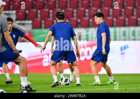 Bangkok, Thailandia. 25 marzo 2024. Lee Kang-in (R) e altri giocatori della Corea del Sud visti durante una sessione di allenamento in vista del turno di qualificazione della Coppa del mondo d'Asia, secondo turno, partita del gruppo C contro la Thailandia al Rajamangala Stadium. Credito: SOPA Images Limited/Alamy Live News Foto Stock