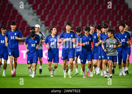 Bangkok, Thailandia. 25 marzo 2024. Son Heung-min (C) e altri giocatori della Corea del Sud visti durante una sessione di allenamento in vista del turno di qualificazione della Coppa del mondo d'Asia, secondo turno, partita del gruppo C contro la Thailandia al Rajamangala Stadium. Credito: SOPA Images Limited/Alamy Live News Foto Stock