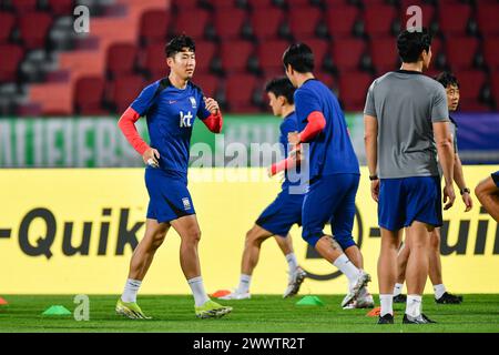 Bangkok, Thailandia. 25 marzo 2024. Son Heung-min (L) e altri giocatori della Corea del Sud visti durante una sessione di allenamento in vista del turno di qualificazione della Coppa del mondo d'Asia, secondo turno, partita del gruppo C contro la Thailandia al Rajamangala Stadium. Credito: SOPA Images Limited/Alamy Live News Foto Stock