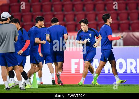 Bangkok, Thailandia. 25 marzo 2024. Lee Kang-in (R2) e altri giocatori della Corea del Sud visti durante una sessione di allenamento in vista del turno di qualificazione della Coppa del mondo d'Asia, secondo turno, partita del gruppo C contro la Thailandia al Rajamangala Stadium. Credito: SOPA Images Limited/Alamy Live News Foto Stock