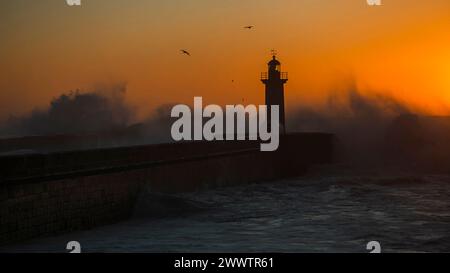 Faro delle Felgueiras durante un incredibile tramonto, Porto, Portogallo. Foto Stock