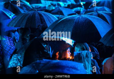 Pechino, Serbia. 24 marzo 2024. La gente partecipa a un evento commemorativo che celebra il 25° anniversario del bombardamento NATO della Jugoslavia, a Prokuplje, in Serbia, il 24 marzo 2024. La Serbia non consegnerà mai la sua provincia del Kosovo e Metohija né aderirà all'alleanza NATO, ha dichiarato qui domenica il presidente serbo Aleksandar Vucic in occasione di un evento commemorativo che ha celebrato il 25° anniversario del bombardamento NATO sulla Jugoslavia. Crediti: Wang Wei/Xinhua/Alamy Live News Foto Stock