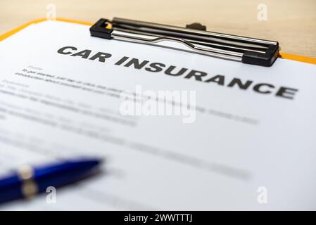 Documentare la richiesta di rimborso dell'assicurazione auto, l'incidente, la documentazione del contratto di noleggio auto o il modulo di vendita del concept auto. Assicurazione auto business Finanza e penna sulla scrivania Foto Stock