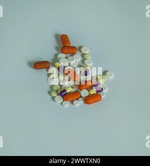 Questa immagine potrebbe essere utilizzata per illustrare una varietà di concetti medici, come farmaci da prescrizione, farmaci da banco o integratori alimentari Foto Stock