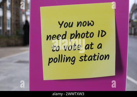 Londra, Regno Unito. 25 marzo 2024. Avviso ID elettorato visualizzato a Londra. Gli elettori sono tenuti a mostrare un documento d'identità con foto per votare in una stazione elettorale. Credito: SOPA Images Limited/Alamy Live News Foto Stock