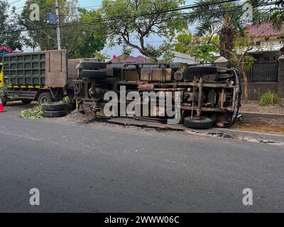 klaten, Indonesia - 4 luglio 2022, Un camion grande ha un incidente, rotola sopra in una fossa laterale dopo un incidente stradale. Nessuna vittima Foto Stock