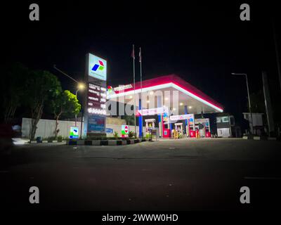 Yogyakarta, Indonesia - 17 maggio 2023 stazione di servizio o rifornimento di petrolio o stazione SPBU in Indonesia, rifornimento di petrolio di notte Foto Stock