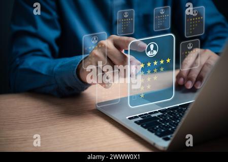 Concetto di sondaggio online sulla soddisfazione dei clienti, valutazione a cinque stelle da parte del cliente. Icone servizio eccellente, feedback positivo e una reputazione online Foto Stock