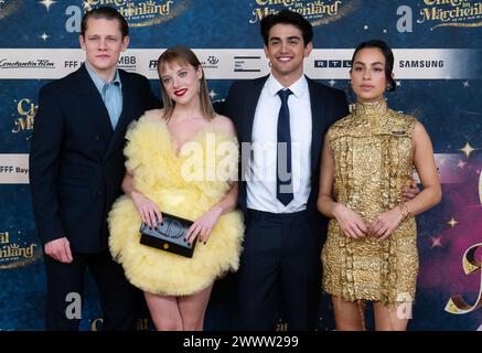 Monaco, Germania. 25 marzo 2024. Max von der Groeben (l-r), attore, Jella Haase, attrice, Mido Kotaini, l'attore, e Gizem Emre, attrice, assistono alla prima del film Chantal im Märchenland al Mathäser Filmpalast. Crediti: Sven Hoppe/dpa/Alamy Live News Foto Stock