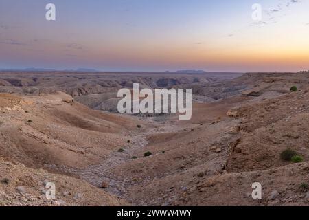 Kuiseb Canyon dopo il tramonto nel deserto del Namib in Namibia Foto Stock