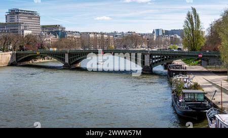 Vista distante del ponte Sully. Il ponte Sully (noto anche come Pont de Sully) è un ponte ad arco metallico che attraversa la Senna a Parigi, in Francia Foto Stock