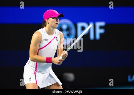 Miami Gardens, Stati Uniti. 25 marzo 2024. MIAMI GARDENS, FLORIDA - MARZO 25: IgA Swiatek della Polonia in azione contro Ekaterina Alexandrova durante il suo match di singolo femminile durante il Miami Open all'Hard Rock Stadium il 25 marzo 2024 a Miami Gardens, Florida. ( Crediti: Mauricio Paiz/Alamy Live News Foto Stock