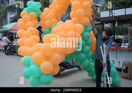 I sostenitori del BJP sono visti decorare palloncini nei colori del partito in un raduno con il primo ministro del Tripura Manik Saha, l'ex candidato del cm e del BJP Biplab Kumar Deb e Kriti Singh, insieme ad altri leader, durante una campagna elettorale a sostegno dei candidati di Lok Sabha ad Agartala. Tripura, India. Foto Stock