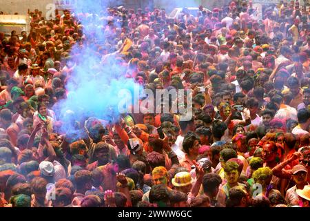 Festa di primavera indù della celebrazione Holi a Kolkata marzo 25, città di Kolkata, India: I devoti hanno sparso polveri colorate su se stessi per celebrare la festa di primavera indù di Holi fuori da un tempio nel distretto di Howrah, vicino a Kolkata. Kolkata Bengala Occidentale India Copyright: XDipaxChakrabortyxxEyepixxGroupx Foto Stock